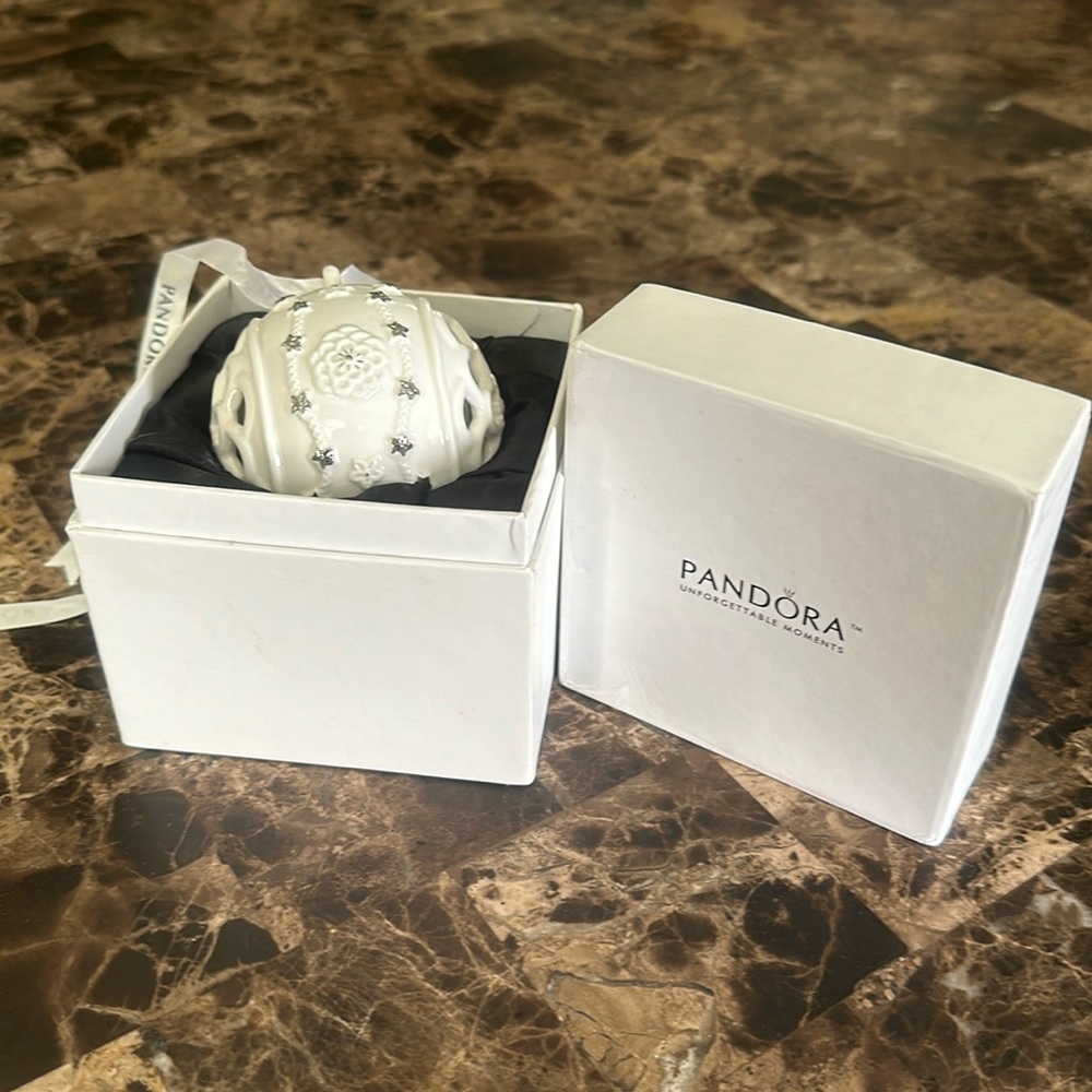 NEW GORGEOUS AUTHENTIC PANDORA 2011 ORNAMENT